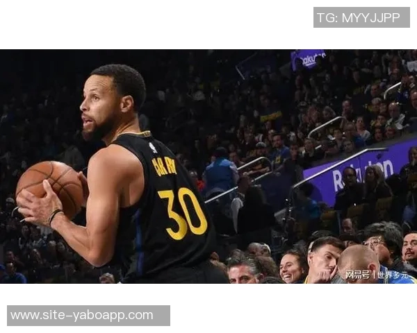 老将默契配合霍福德助攻库里精彩反篮打成21