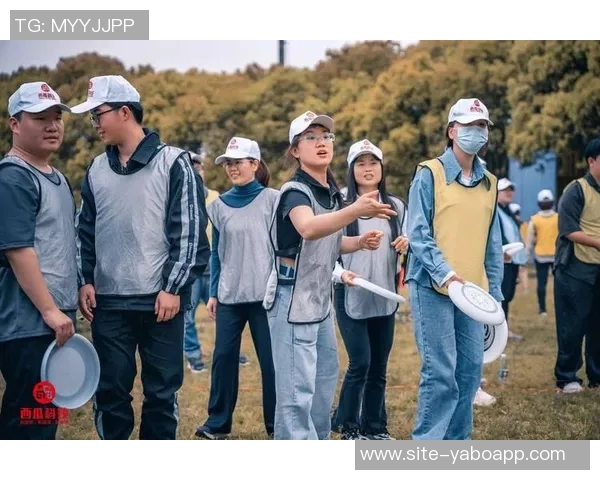 阿涅利与阿莱格里情谊深厚共进午餐共观比赛展现默契合作 阿涅利与阿莱格里情谊深厚共进午餐共观比赛展现默契合作