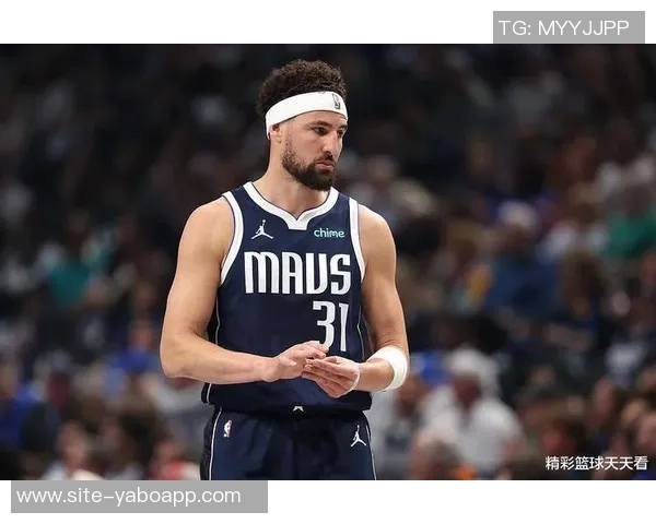 库里父子现场观战独行侠比赛克莱却在场外引发热议